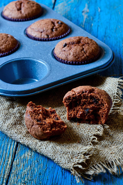 Čokoládové muffiny na stole na dřevěném pozadí - Fotografie, Obrázek