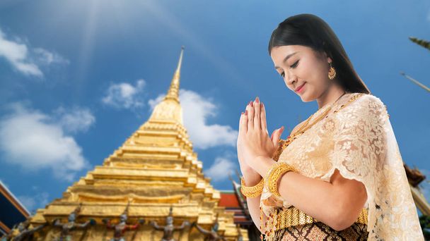 Ταϊλανδή γυναίκα στο ναό του σμαραγδένια Βούδα Μπανγκόκ - Φωτογραφία, εικόνα