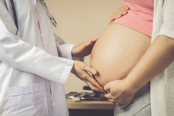 Femme enceinte et gynécologue médecin à l'hôpital - Photo, image