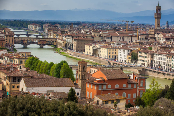 Michelangelo Meydanı'ndan Ponte Vecchio ve güzel Floransa şehrinin manzarası - Fotoğraf, Görsel