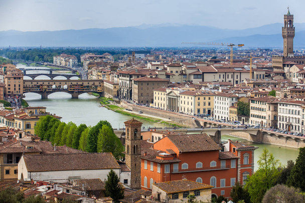 Pohled na Ponte Vecchio a krásné město Florencie z Michelangelova náměstí - Fotografie, Obrázek