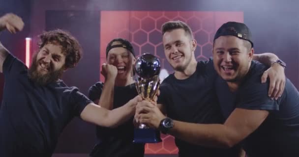 Ομάδα τουρνουά τυχερών παιχνιδιών που γιορτάζει τη νίκη τους - Πλάνα, βίντεο