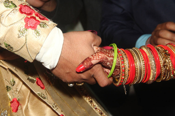 Indiai pár Ring szertartás. Indiai rituális előtt látható esküvői kéz rázza együtt menyasszony a vőlegény. Indiai szerető pár férjhez. szép menyasszony kezét Mehndi. - Fotó, kép
