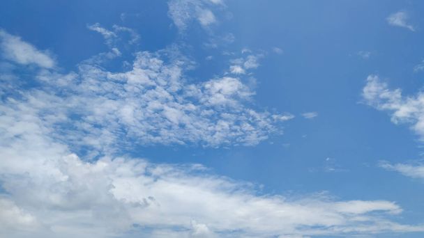 Yaz oturumunda yağmurdan sonra beyaz bulut ile mavi gökyüzü. - Fotoğraf, Görsel