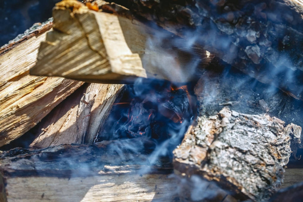 Тільки він з'явився вогонь серед дров'яного вогню на грилі
 - Фото, зображення