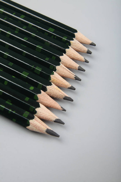 Черный карандаш на сером фоне
 - Фото, изображение