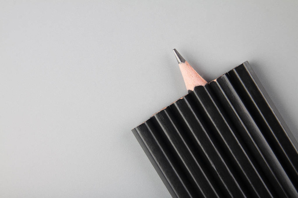 Черный карандаш на сером фоне
 - Фото, изображение