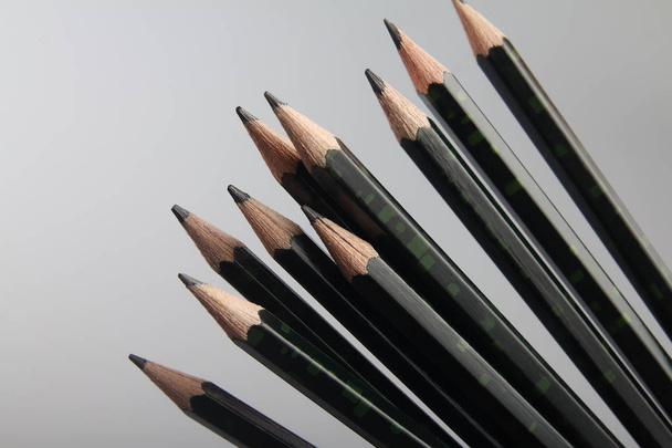 Μαύρο μολύβι σε γκρι φόντο - Φωτογραφία, εικόνα