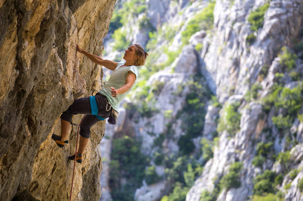 Bergsteiger trainiert auf den Felsen von Kroatien. - Foto, Bild