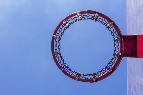 Venkovní basketbalový kruh na předním modrém nebeském pozadí. - Fotografie, Obrázek