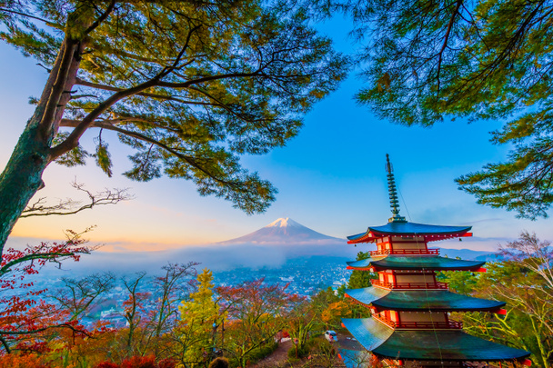 schöne Landschaft des Berg-Fuji mit Chureito-Pagode - Foto, Bild