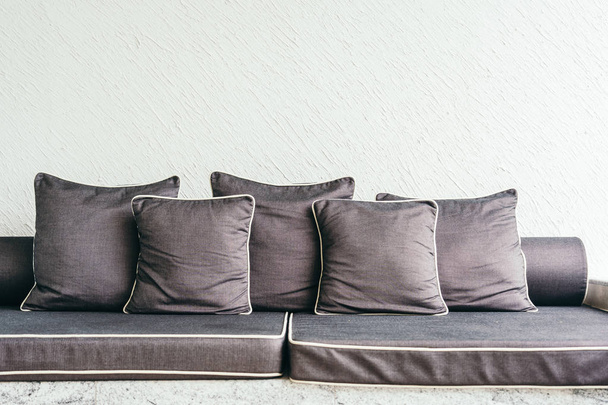 Зручна подушка на дивані
 - Фото, зображення