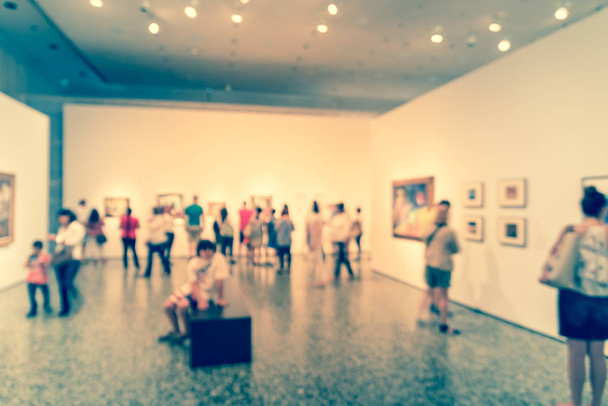 Vintage τόνος θολή εικόνα άτομα που επισκέπτονται την έκθεση τέχνης σε εμάς. Γενικό φόντο της γκαλερί καλών τεχνών αφηρημένη θαμπό θολώματος. - Φωτογραφία, εικόνα