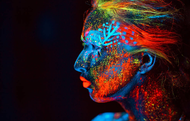 Portrait of a girl painted in fluorescent powder - Fotoğraf, Görsel