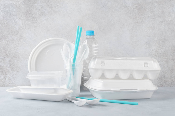 Set of white plastic disposable tableware and packaging. - Zdjęcie, obraz