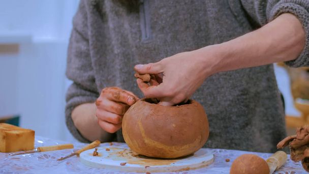 セラミックジャグを作るプロの男性陶芸家 - 写真・画像