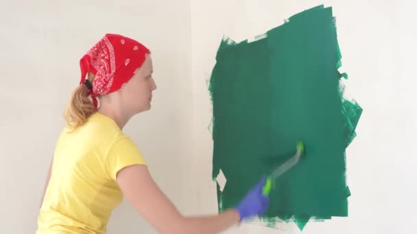 javítása a lakás-profi festő festékek a falak zöld festékkel görgős - Felvétel, videó