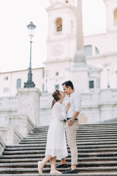  Krásný stylový pár v evropském stylu. Svatební fotky na ulicích Říma. - Fotografie, Obrázek