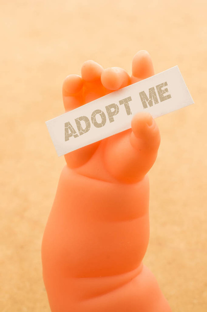 Toy baba kezében papírt a szó elfogadása Me - Fotó, kép