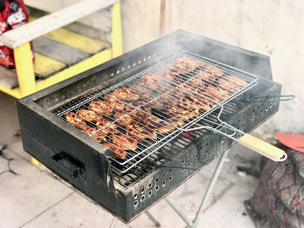 Chicken Wings are Frying in Barbecue / Turkish Style Mangal. - Foto, imagen