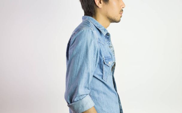 Ritratto Uomo in Jeans Camicia o Camicia in Denim Moda Vista Laterale
 - Foto, immagini