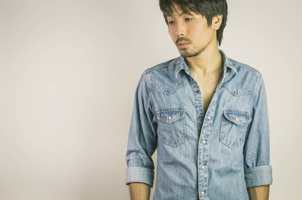 Portret man in jeans shirt of denim shirt Fashion op zoek naar beneden - Foto, afbeelding