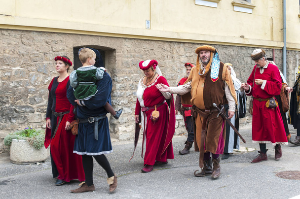 カルシュテイン/チェコ共和国 - 2017年10月1日:中世の衣装パレードと歴史をテーマにしたカルシュテイン城のワインフェスティバル - 写真・画像