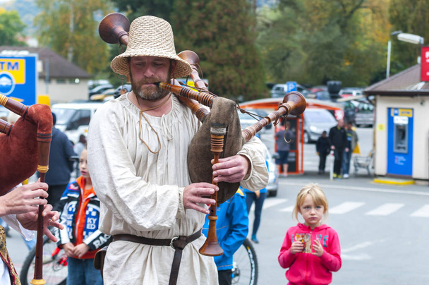 Kalshteyn / Czech Republic - October 1 2017: Medieval costumed parade and history themed wine festival in the Kalshteyn castle - Fotoğraf, Görsel
