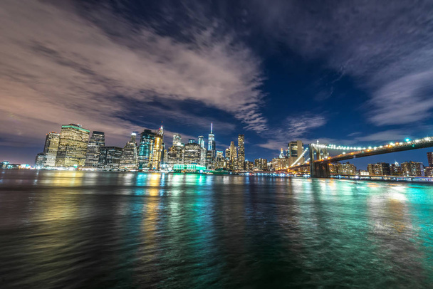 Panorama Manhattanu a Brooklynského mostu, noční pohled - Fotografie, Obrázek