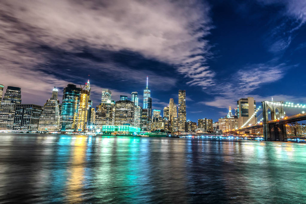 Manhattanin ja Brooklynin silta, yönäkymä - Valokuva, kuva