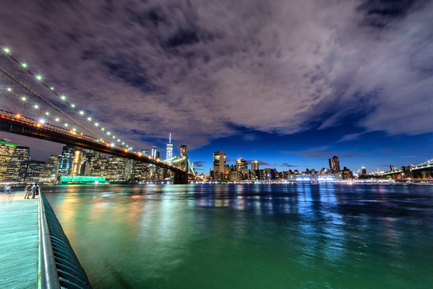 Skyline of Manhattan i Brooklyn Bridge, widok nocny - Zdjęcie, obraz