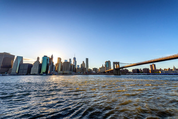 Manhattan Skyline y Brooklyn Bridge - Foto, Imagen