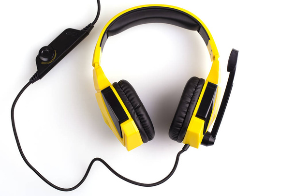 Желтые наушники с микрофоном изолированы на белом фоне
 - Фото, изображение