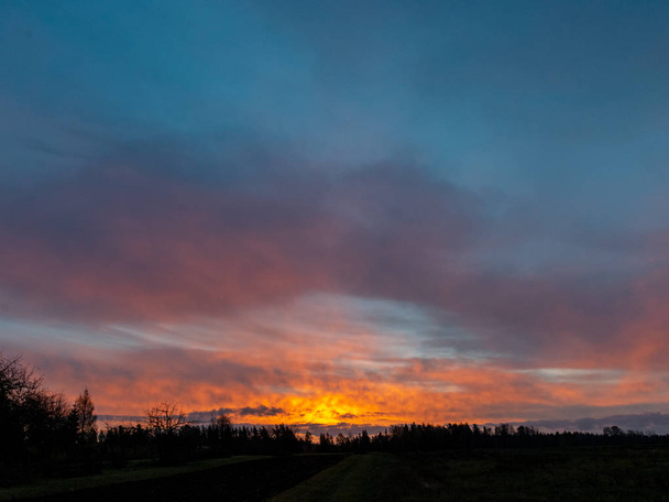 piękne niebo zachód słońca, dramatyczne chmury, selektywne ostrości zbliżenie - Zdjęcie, obraz