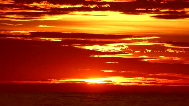 rote Flamme Sonnenuntergang am orangefarbenen Himmel und rote Wolke über dem Meer - Filmmaterial, Video