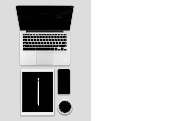 ノートパソコン、デジタルタブレット、携帯電話やアクセサリーとオフィステーブルのフラットレイ写真。現代のトーンの背景に。デスクトップ オフィスモックアップの概念. - 写真・画像