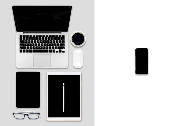 ノートパソコン、デジタルタブレット、携帯電話やアクセサリーとオフィステーブルのフラットレイ写真。現代のトーンの背景に。デスクトップ オフィスモックアップの概念. - 写真・画像