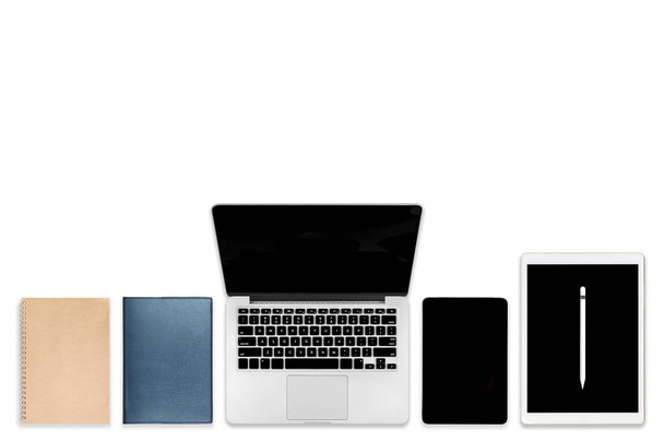 Platte lay foto van Office tafel met laptop computer, digitale Tablet, mobiele telefoon en accessoires. op moderne klank achtergrond. Desktop Office mockup concept. - Foto, afbeelding