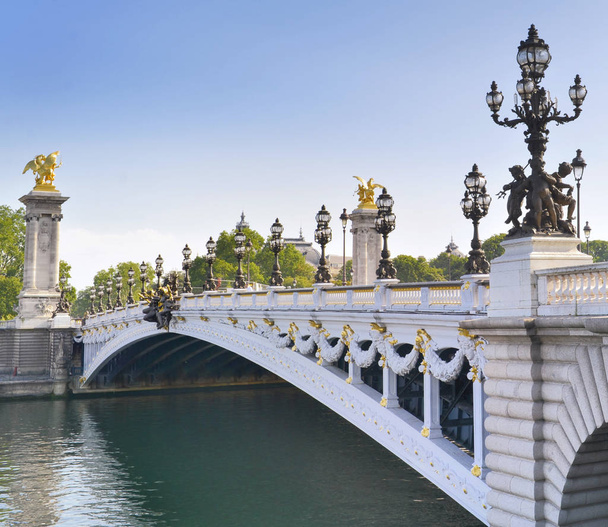 híres és gyönyörű Alexander III híd Párizsban átkelés a Szajnán  - Fotó, kép