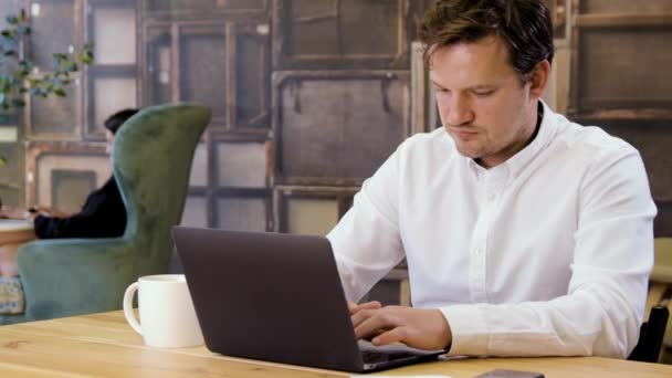 Businessman successfully working on laptop - Video