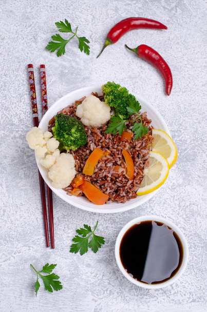 ungeschliffener roter Reis mit Gemüse - Foto, Bild