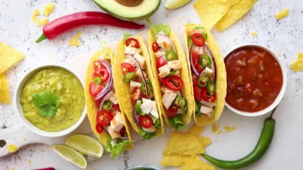 Leckere mexikanische Fleisch-Tacos mit verschiedenen Gemüsesorten und Salsa - Filmmaterial, Video
