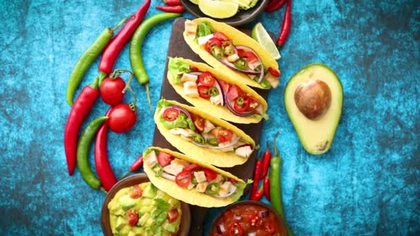 Meksykańskie taco z kurczakiem, jalapeno, świeże warzywa podawane z guacamolem - Materiał filmowy, wideo