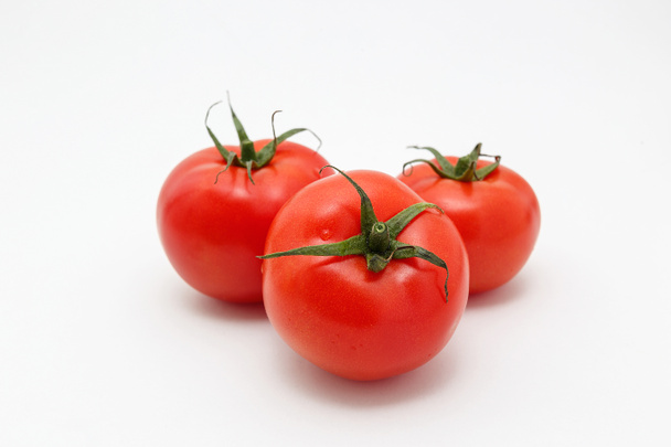 Ramo de tomates maduros aislados sobre fondo blanco
 - Foto, Imagen
