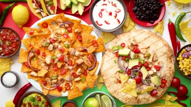 Zdjęcie napowietrzne asortymentu wielu różnych potraw meksykańskich na stole - Materiał filmowy, wideo