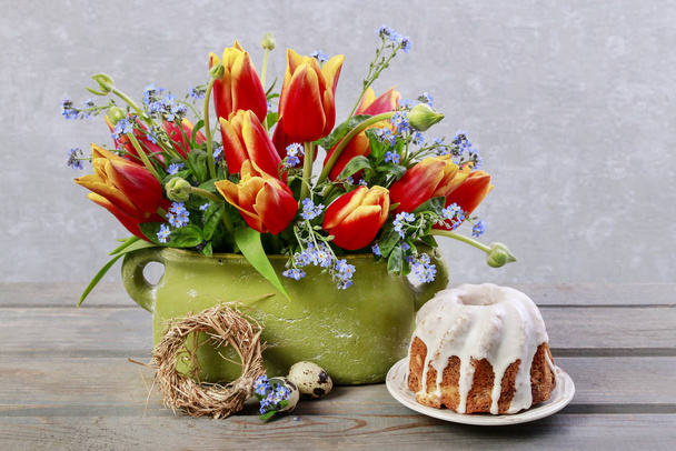 How to make Easter floral arrangement with red tulips in green v - Photo, Image