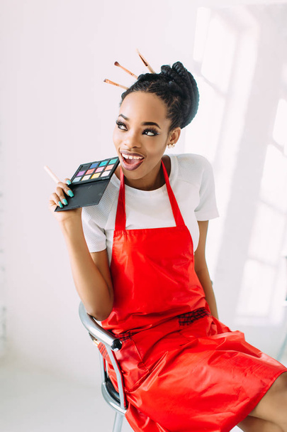 African-American makeup instructor with case of her equipment - Zdjęcie, obraz