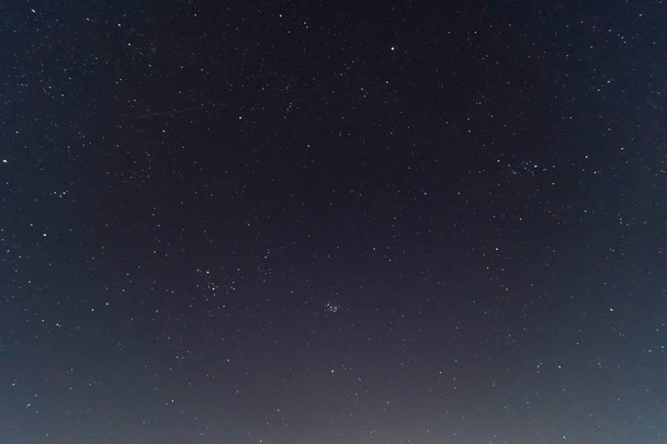  Undereexposed noite céu foto de luz baixa. Um monte de estrelas e contras
 - Foto, Imagem