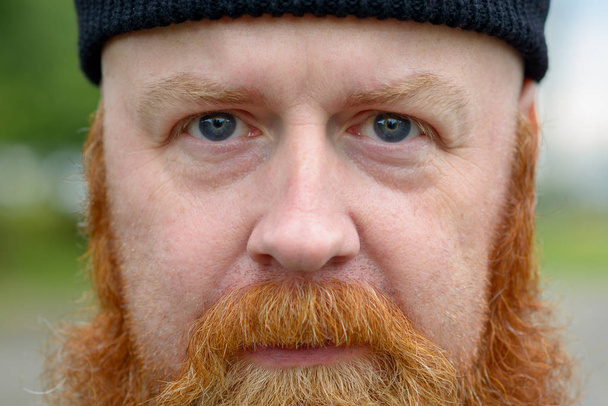 Kızıl saçlı bir adamın kırpılmış portresini kapatın - Fotoğraf, Görsel