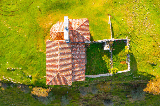 Ermita románica de San Pantaleón de Losa, leyenda del Santo Grial, en España
. - Foto, Imagen